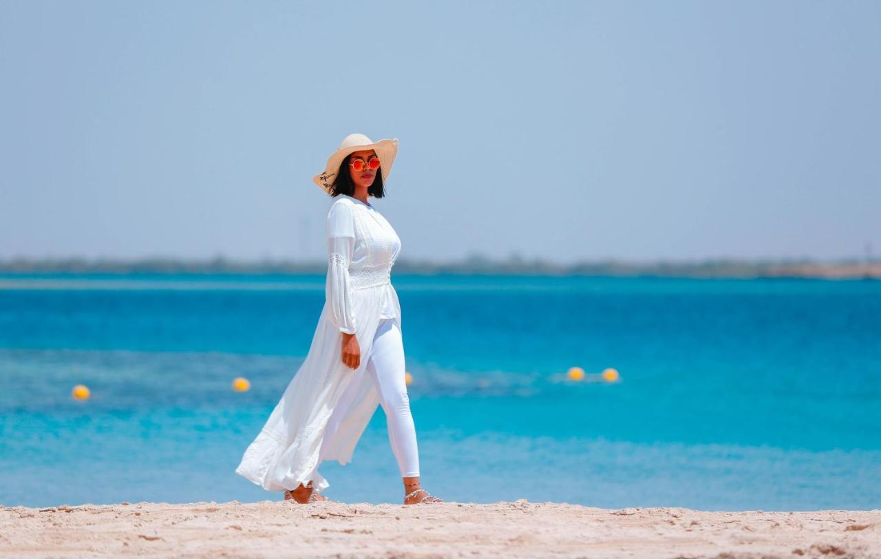 Bay La Sun Hotel And Marina - Emaar King Abdullah Economic City Exteriör bild A woman wearing a kaftan