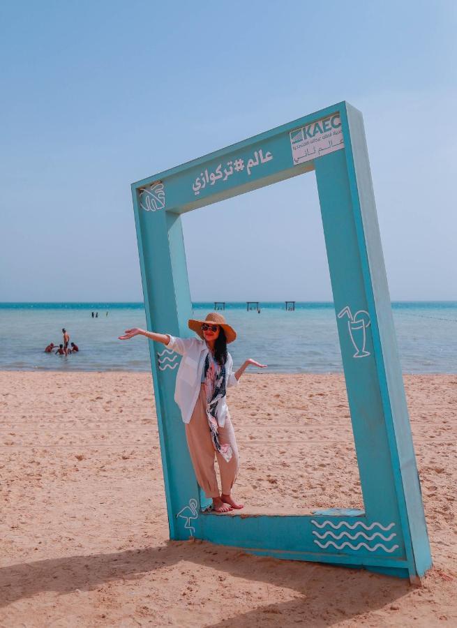 Bay La Sun Hotel And Marina - Emaar King Abdullah Economic City Exteriör bild A tourist at the beach