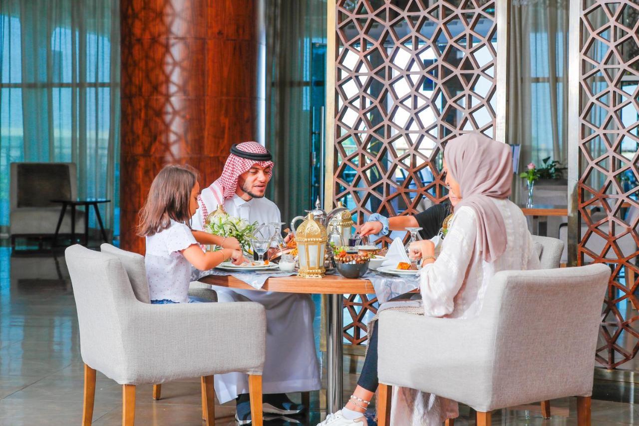 Bay La Sun Hotel And Marina - Emaar King Abdullah Economic City Exteriör bild Family dining at the hotel