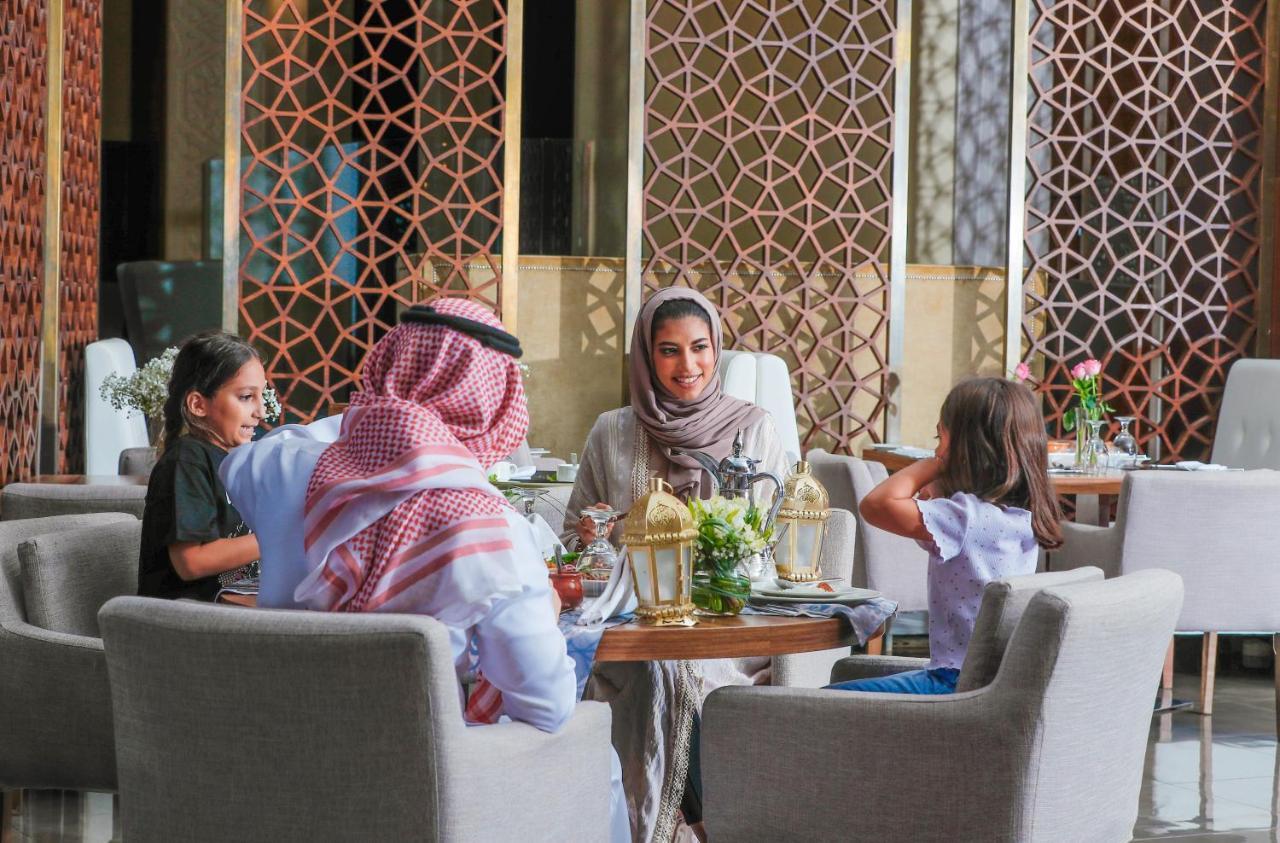 Bay La Sun Hotel And Marina - Emaar King Abdullah Economic City Exteriör bild A family at a restaurant in Riyadh