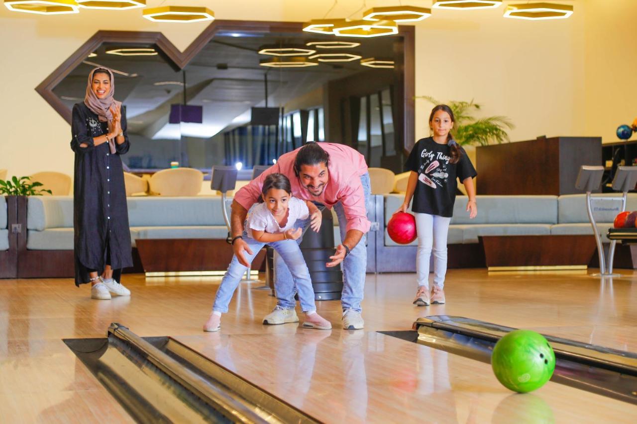 Bay La Sun Hotel And Marina - Emaar King Abdullah Economic City Exteriör bild Family at the bowling alley
