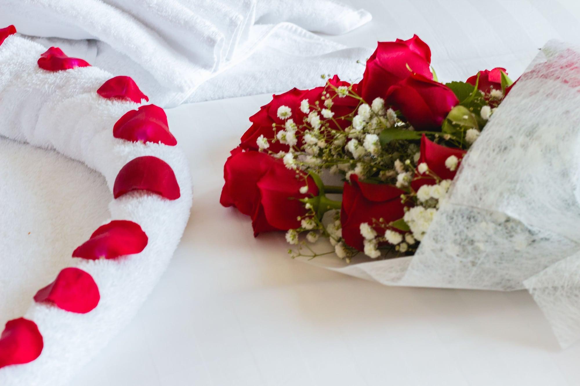 Bay La Sun Hotel And Marina - Emaar King Abdullah Economic City Exteriör bild A bouquet of red roses