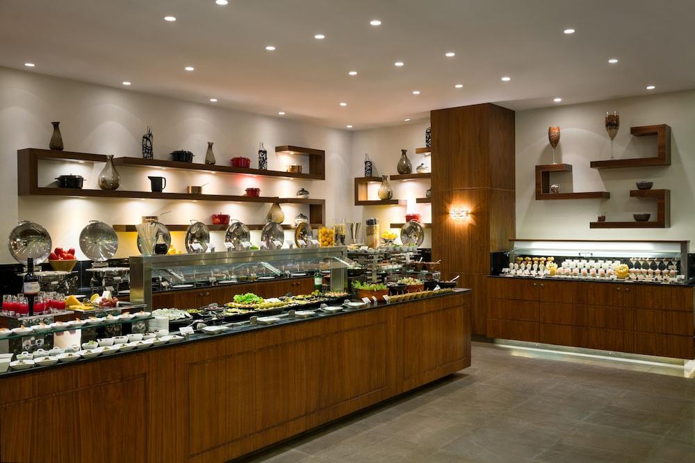 Bay La Sun Hotel And Marina - Emaar King Abdullah Economic City Exteriör bild The buffet at the hotel