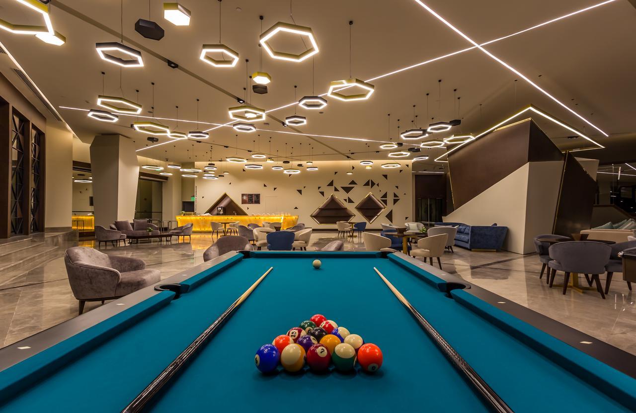 Bay La Sun Hotel And Marina - Emaar King Abdullah Economic City Exteriör bild The pool table at the 100000-square-foot (9,300 m2) clubhouse