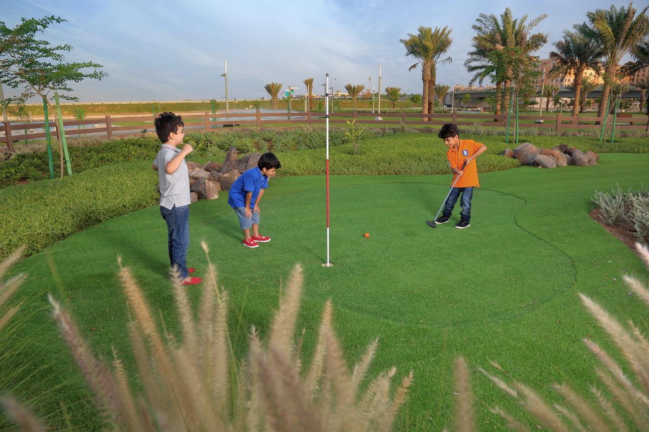 Bay La Sun Hotel And Marina - Emaar King Abdullah Economic City Exteriör bild Golf putting green at Al Forsan National Club